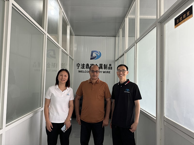 Un client pakistanais visite Dingyan pour des fils en acier inoxydable