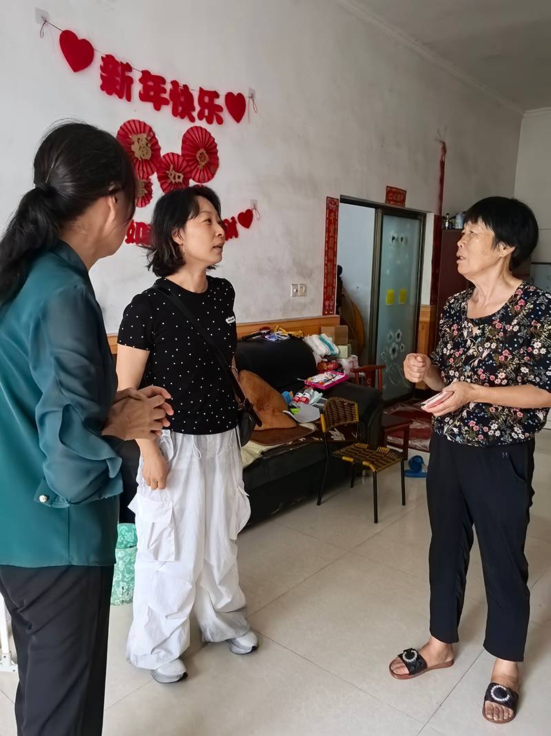 Dingyan salue chaleureusement un patient atteint de SLA